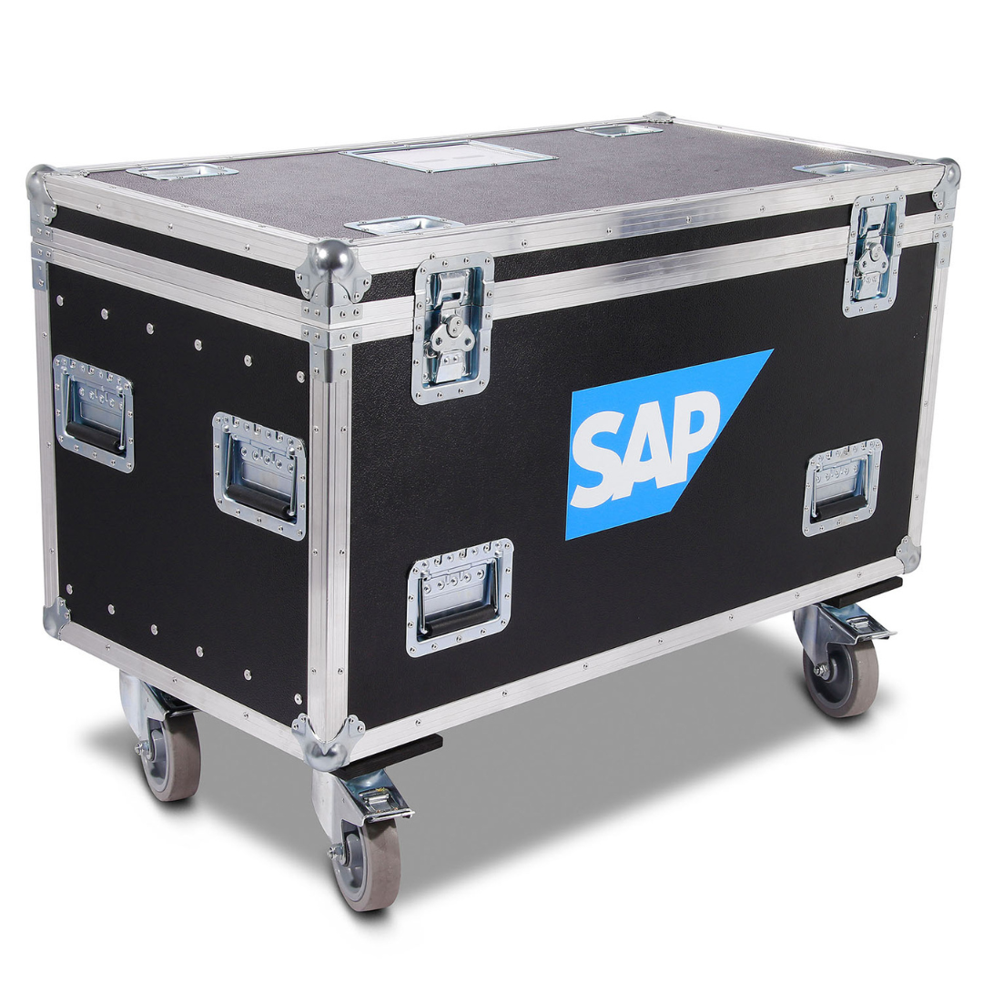 Robuster Transportkoffer in Schwarz mit silbernen Profilen, versenkten Griffen und Butterfly-Verschlüssen, auf vier Schwerlastrollen; Seitenfläche mit prominentem blauem SAP-Logo.