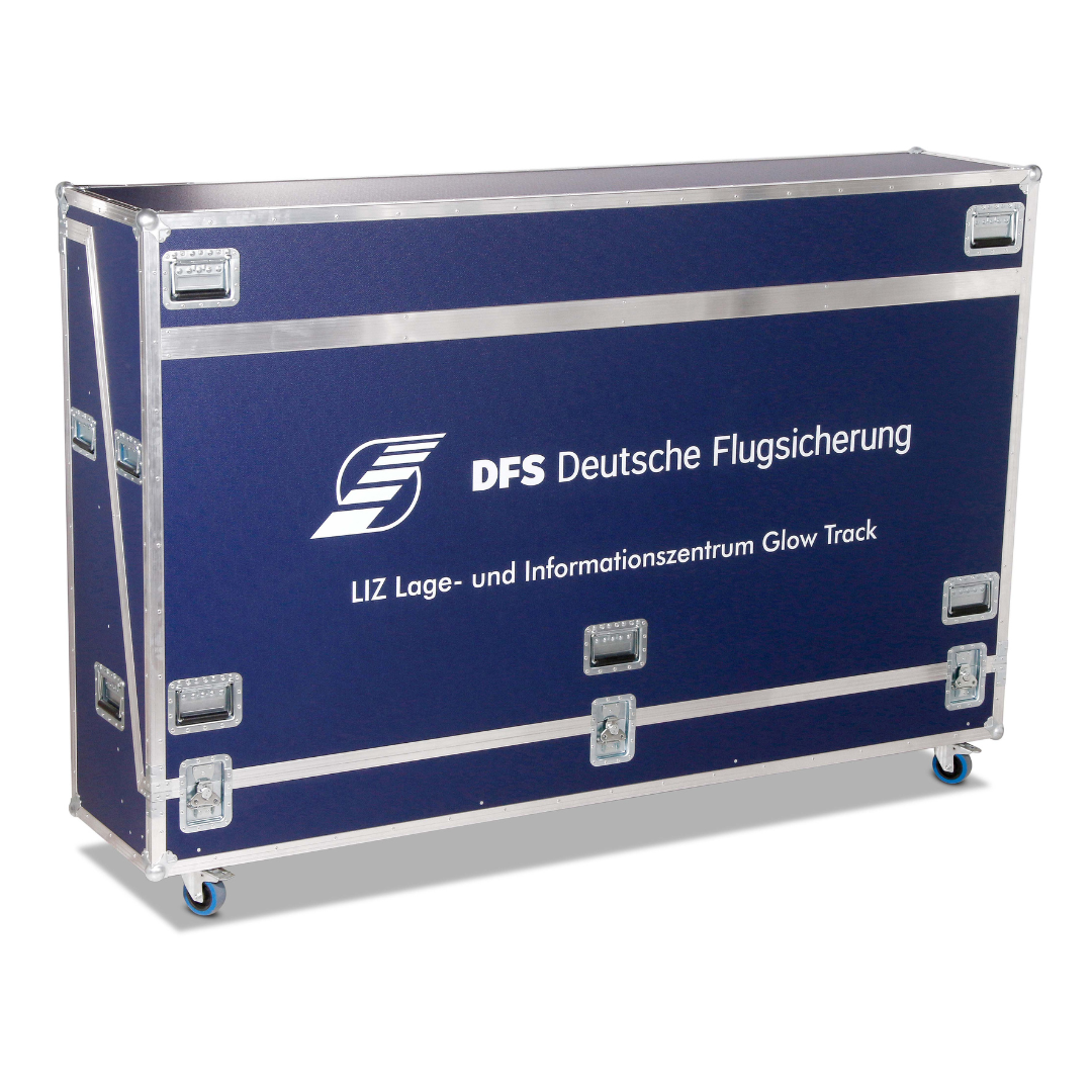 Hoher, rollbarer Transportkoffer in Blau mit silbernen Profilen, Metallecken, versenkten Griffen und Butterfly-Verschlüssen; Front mit dem Schriftzug „DFS Deutsche Flugsicherung“ und „LIZ Lage- und Informationszentrum Glow Track“.