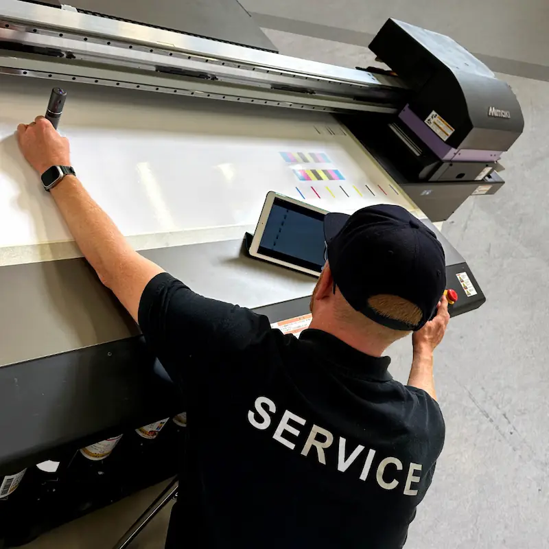 Direktdruck bei LT Cases - ein Arbeiter bedient die Maschine