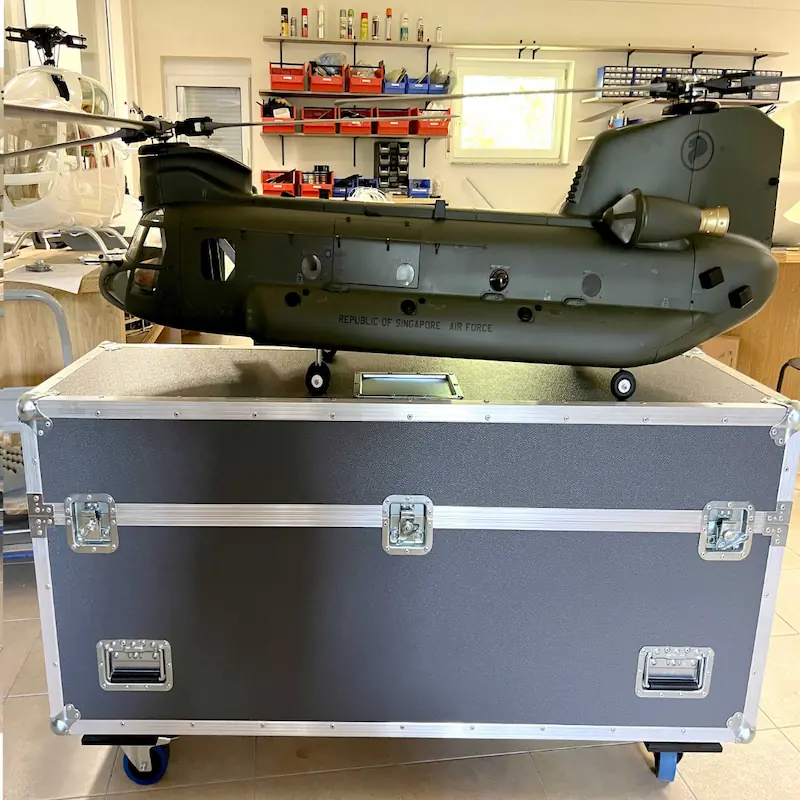 Großes Modell eines Chinook-Hubschraubers auf einem Flightcase, vermutlich für Transportzwecke – Referenzbild eines Kunden.