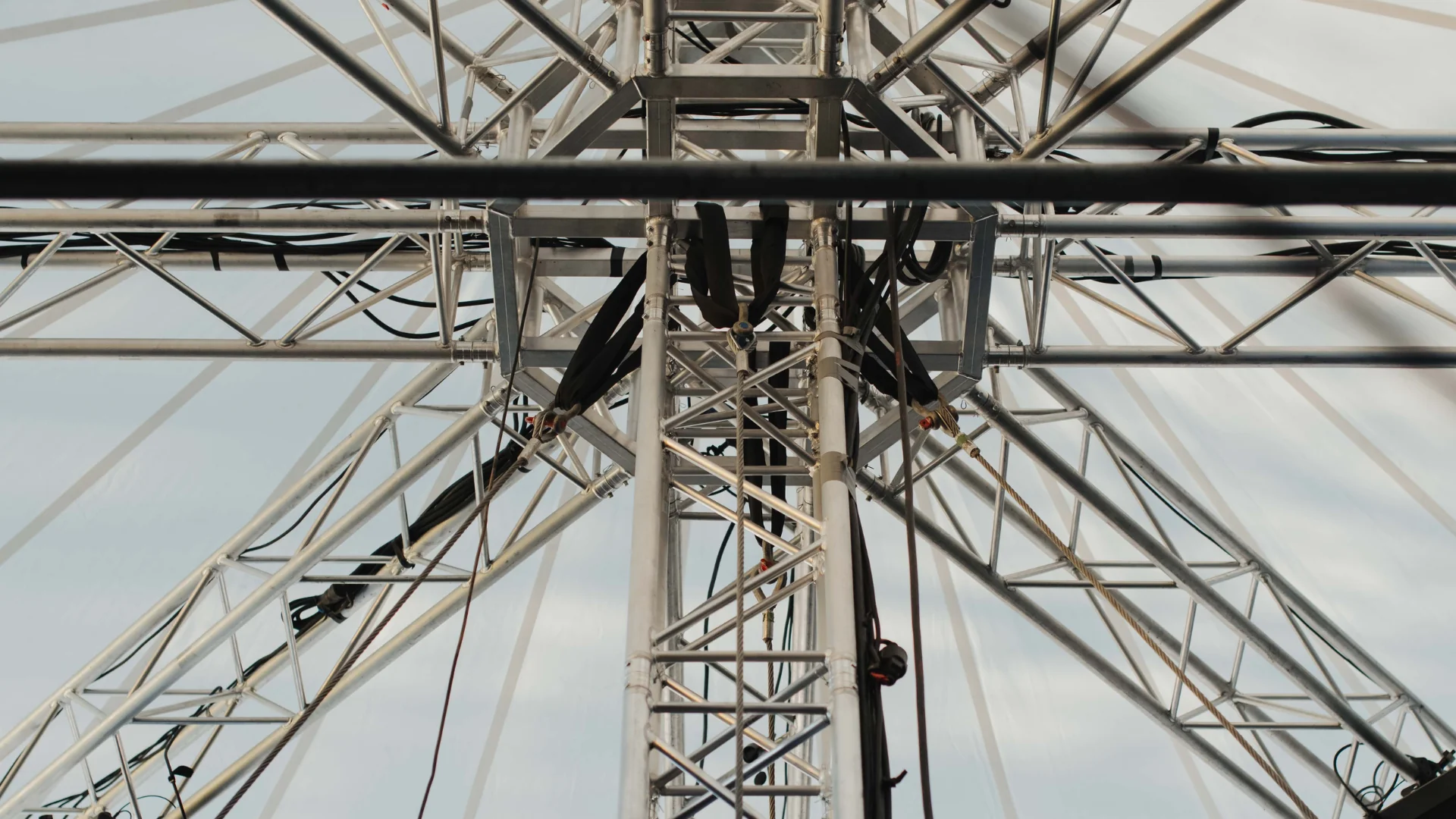 Große Open-Air-Konzertbühne mit beeindruckendem Lichtsetup und einem hohen Rig-Truss turm im Vordergrund.