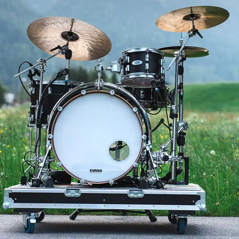 Schlagzeug auf einem rollbaren Flightcase in einer malerischen Landschaft – Referenzbild eines Kunden.