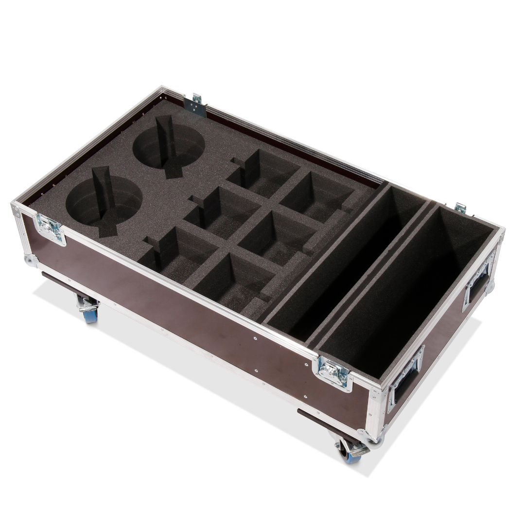 Leeres Flightcase mit schaumstoffgepolsterten Fächern und Aussparungen für verschiedene Geräte, von oben fotografiert.