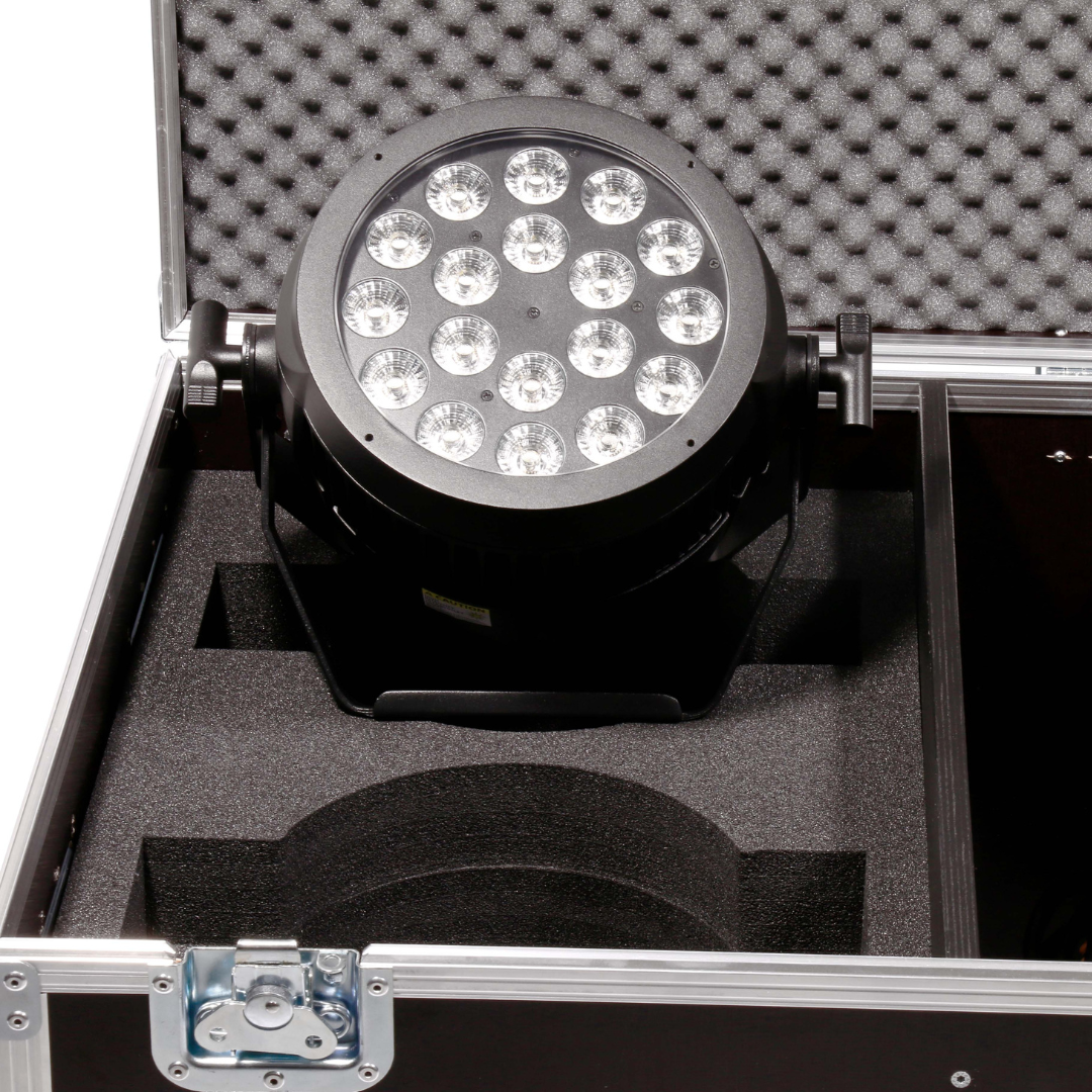 Runder LED-Scheinwerfer mit mehreren Linsen in einem offenen, schaumstoffgepolsterten Flightcase.