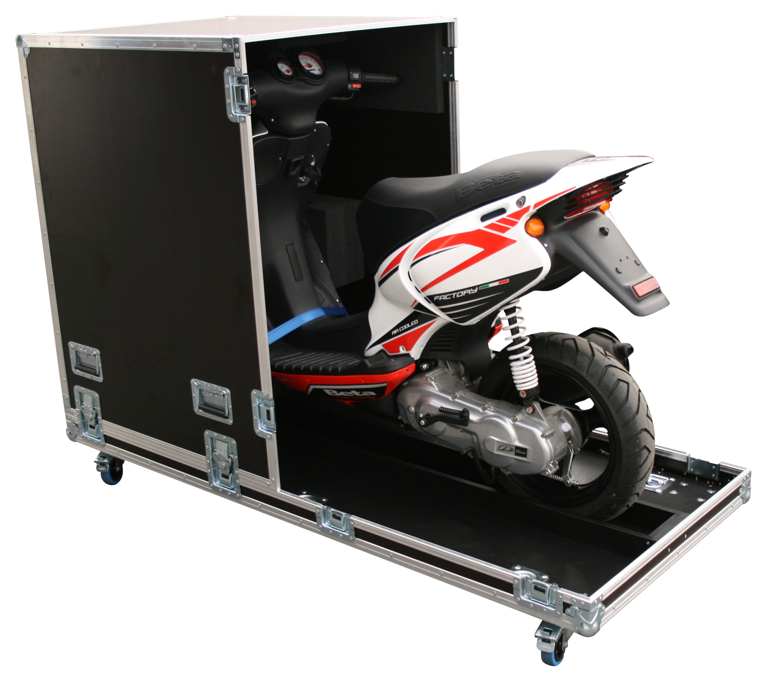 Flightcase mit herausgezogener Bodenplatte, auf der ein Motorroller steht.