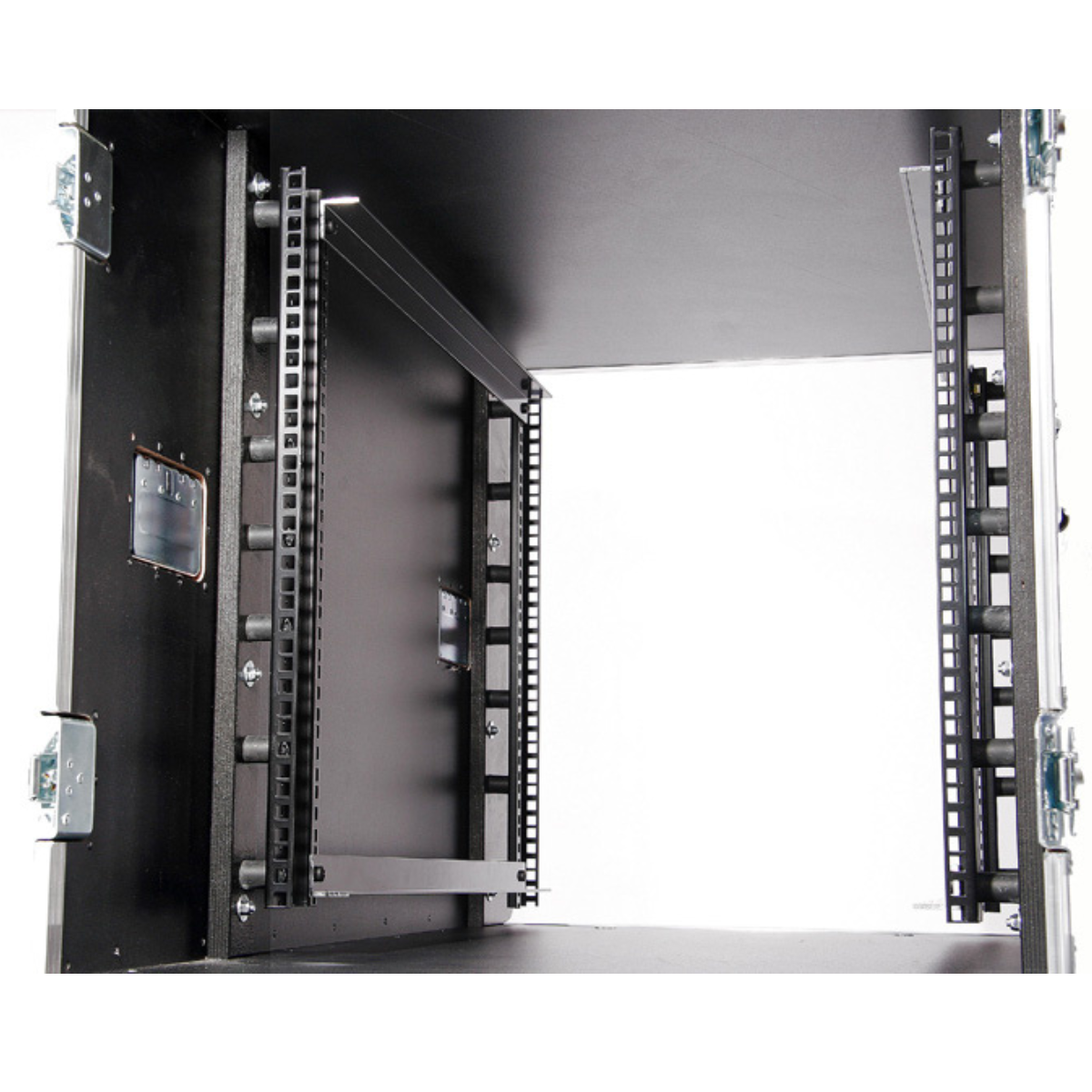 Rack Case Innenausstattung von L.T. Cases mit 19-Zoll-Schienen für sicheren Geräteeinbau