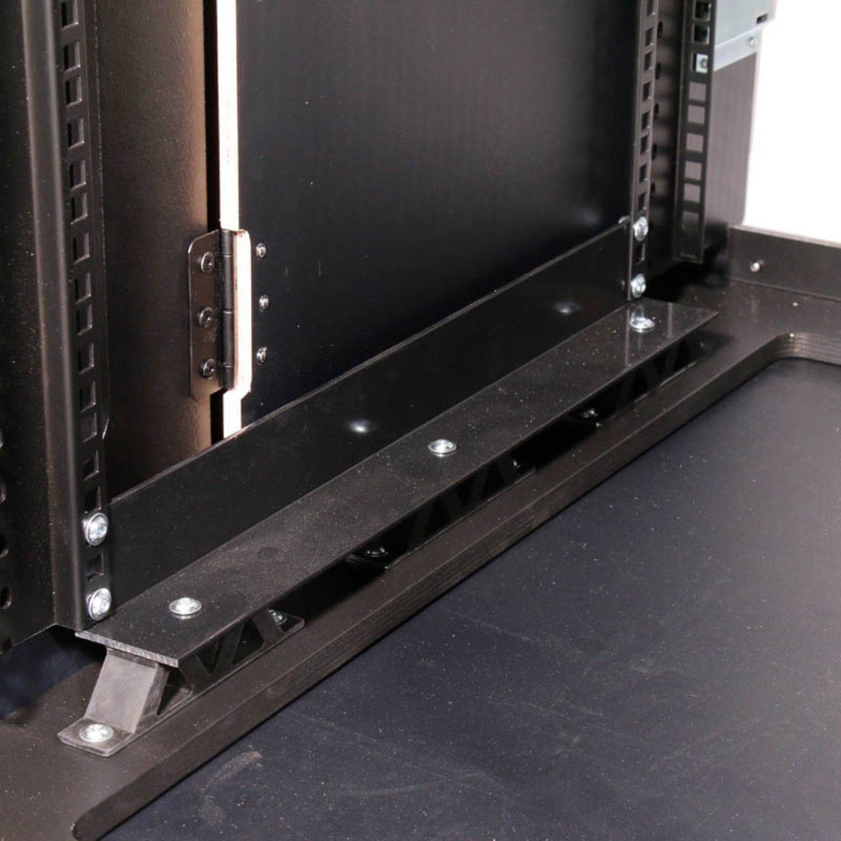 Detailansicht eines maßgeschneiderten Rack Cases von L.T. Cases mit robuster Innenkonstruktion