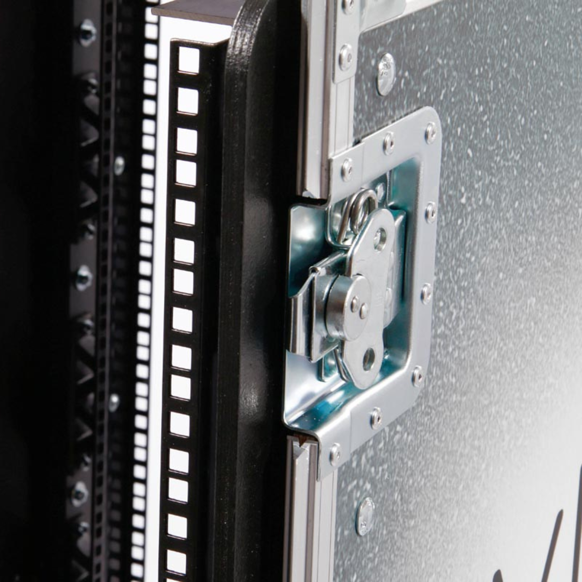 Robuste Beschläge und Rack-Schienen an einem maßgeschneiderten Flightcase von L.T. Cases