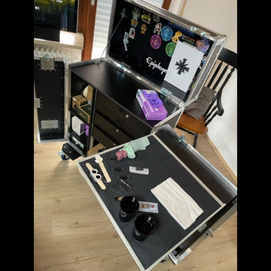 Maßgeschneidertes Tattoo-Case von L.T. Cases als mobiler Arbeitsplatz mit individueller Ausstattung