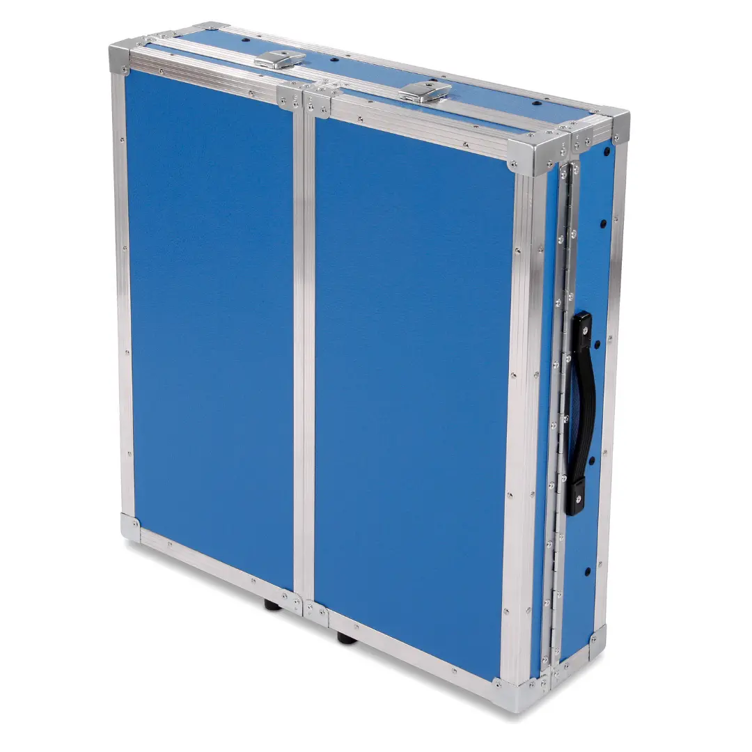 Maßgeschneidertes Flightcase von L.T. Cases in Blau mit robuster Bauweise und individueller Ausstattung