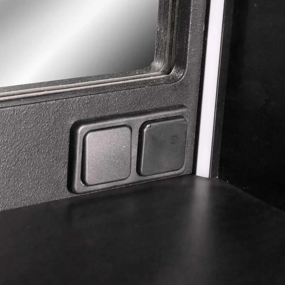 Individuelle technische Ausstattung im Garderoben-Case von L.T. Cases mit integrierten Steckdosen