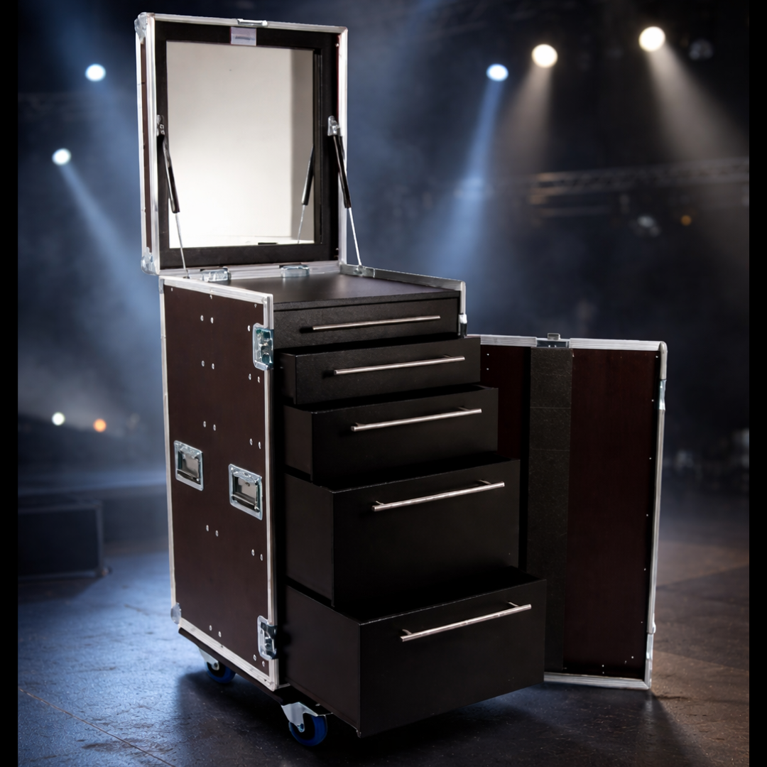 Maßgeschneidertes Flightcase von L.T. Cases als mobiler Arbeitsplatz mit Schubladen und integrierter Ausstattung